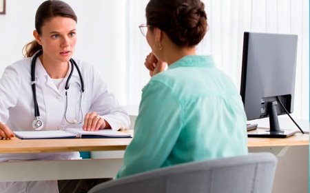 Врач с пациентом сидят за столом