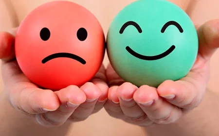 Руки держат шарики с эмоциями