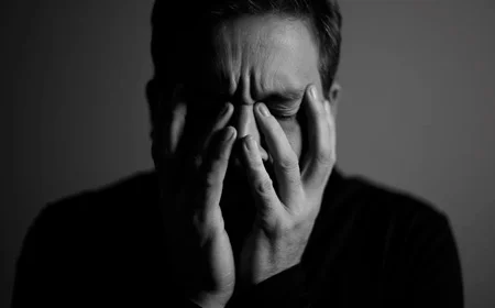 Мужчина закрыл лицо руками
