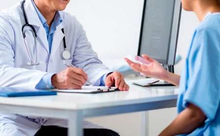 Врач пишет перед пациентом