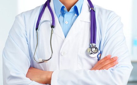 Врач со стетоскопом на шее