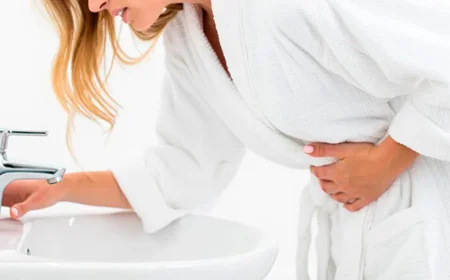 Девушке держится за живот от боли